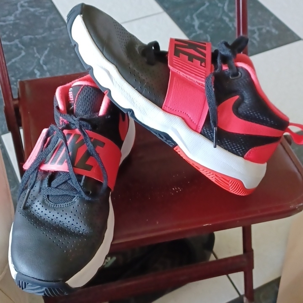 Nike Team Hustle D8 Basketball Sneakers 6 Youth Pink Black White